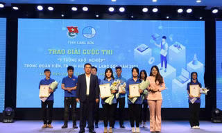 Trao giải cuộc thi ý tưởng khởi nghiệp .Ảnh: Duy Chiến 