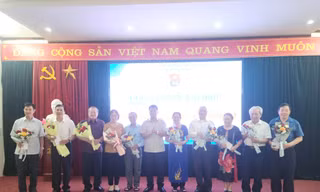 Tặng hoa "những người giữ lửa" .Ảnh: Duy Chiến 