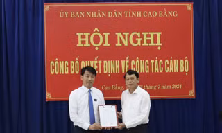 Trao quyết định bổ nhiệm Phó giám đốc Sở TN-MT tỉnh Cao Bằng.