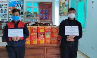 Hai đối tượng Hoàng và Duyên cùng tang vật tại đồn Biên phòng Chi Ma (huyện Lộc Bình, Lạng Sơn) -Ảnh: Vi Toàn 