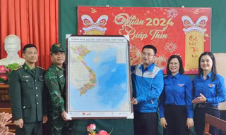 Trung ương Đoàn tặng quà cho cán bộ, chiến sỹ trên chốt tiên tiêu. Ảnh: Duy Chiến 