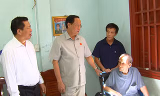 Phó Chủ tịch Quốc hội Trần Quang Phương thăm gia đình thương binh liệt sỹ ở Cao Bằng (ảnh: K.P)