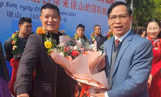 Đoàn khách quốc tế 'xông đất' cửa khẩu Hữu Nghị