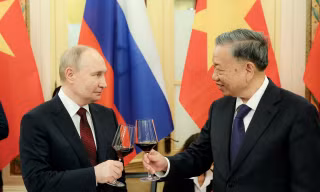 Chủ tịch nước Tô Lâm và Tổng thống Nga Vladimir Putin trong tiệc chiêu đãi tối 20/6. (Ảnh: Nguyễn Khánh)