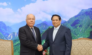 Thủ tướng Phạm Minh Chính tiếp Bộ trưởng Ngoại giao Brazil Mauro Vieira ngày 10/4. (Ảnh: Nhật Minh) 