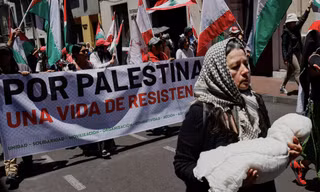 Biểu tình ủng hộ người Palestine ở Quito, Ecuador, ngày 5/10. (Ảnh: Reuters)
