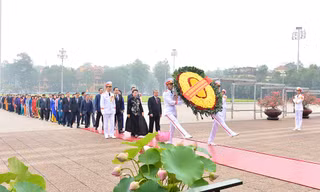 Các đại biểu Quốc hội vào Lăng viếng Chủ tịch Hồ Chí Minh