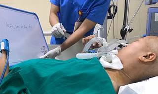 Sản phụ ung thư mổ ngồi để sinh con đã tỉnh lại, giao tiếp bằng viết chữ
