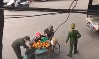 Tổ công tác tịch thu hoa quả của người bán rong