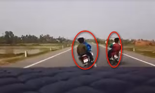 VIDEO: Thanh niên làng đánh võng lượn lờ thách thức ô tô