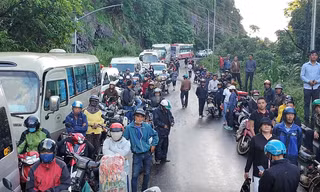 Dòng xe ách tắc 20 km vì đèo Bảo Lộc sạt lở