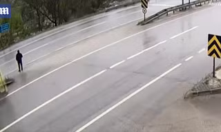 Đang chờ qua đường, bị ‘thần chết’ vụt qua ‘hỏi thăm’
