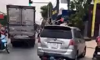 Rượt đuổi xe ô tô 7 chỗ gây tai nạn như 'phim hành động'
