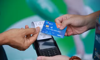Thẻ chip Vietbank Napas thích hợp với nhiều hình thức thanh toán đặc thù như mua sắm tại các trung tâm thương mại, cửa hàng tiện lợi, mua xăng dầu, phí giao thông công cộng - Bus, Metro…