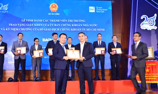 Ông Trần Văn Dũng - Chủ tịch Ủy ban Chứng khoán Nhà nước ghi nhận Tập đoàn Bảo Việt đã có những đóng góp tích cực cho thị trường chứng khoán Việt Nam