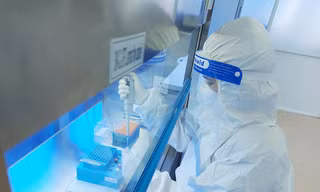 Nhân viên Phòng khám đa khoa Hoàn Hảo lấy mẫu xét nghiệm SARS-CoV-2 bằng kỹ thuật Realtime RT-PCR