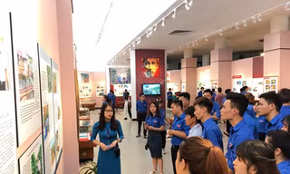 Đoàn viên thanh niên Trung ương Đoàn thăm quan triển lãm “Những tấm gương bình dị mà cao quý” điển hình trong học tập và làm theo lời Bác