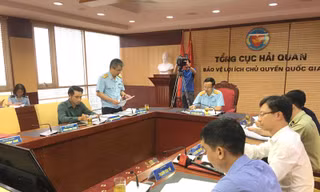 Đại diện Tổng cục Hải quan báo cáo kết quả sơ bộ để các bên cùng thảo luận sáng 28/10. Ảnh: Tuấn Nguyễn
