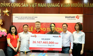 Ông S.F.Y nhận giải Jackpot trị giá 26,1 tỷ đồng, sau đó tặng 30 triệu đồng cho nhân viên Vinmart+ (bìa trái)