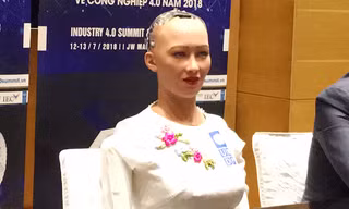 Muôn kiểu sắc thái biểu cảm thú vị của Robot công dân Sophia