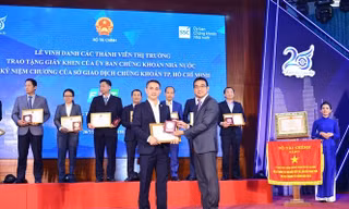 Tập đoàn Bảo Việt đã được Ủy ban Chứng khoán Nhà nước, HoSE ghi nhận bởi những đóng góp tích cực cho sự phát triển bền vững, minh bạch, chuẩn mực của thị trường chứng khoán Việt Nam
