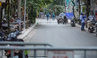 Rào chắn tứ phía cả khu phố Hà Nội vì phát hiện bom chưa nổ