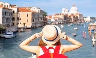 Du lịch mùa cao điểm, cần chuẩn bị gì trước “biển người” ở sân bay và các điểm vui chơi?