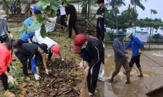 Xúc động hình ảnh cô trò vùng lũ hối hả dọn dẹp, sách vở lấm lem bùn đất sau bão lũ