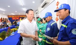 Rác gấp đôi ngày thường, công nhân vệ sinh TPHCM làm xuyên giao thừa