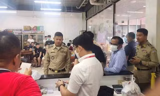 Cảnh sát tỉnh Preah Sihanouk kiểm tra trung tâm Xing Shanting. (Ảnh: Khmer Times)