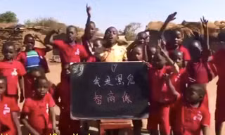 Một video được đăng lên mạng xã hội cho thấy các em bé Malawi hát những bài tự hạ thấp mình