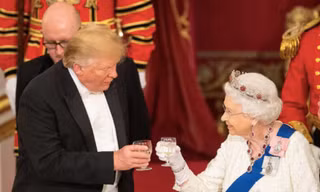 Cựu Tổng thống Mỹ Donald Trump và Nữ hoàng Anh Elizabeth trong một quốc yến 