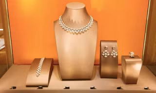 Trong một cửa hàng của thương hiệu thời trang cao cấp Bvlgari. (Ảnh: Bloomberg)