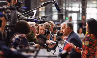 Thủ tướng Hungary Victor Orban trả lời báo chí trước khi dự thượng đỉnh của EU ngày 30/5. (Ảnh: Reuters)