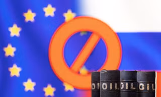 Một số nước thành viên EU chưa thể áp dụng ngay chính sách dừng nhập khẩu dầu mỏ từ Nga. (Đồ hoạ: Reuters)