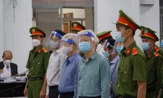 Các bị cáo nghe HĐXX tuyên án. Ảnh LỮ HỒ.