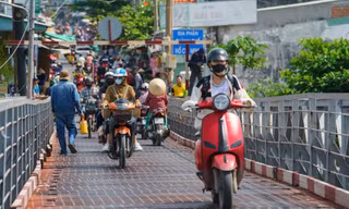 Cận cảnh 2 cây cầu xuống cấp nghiêm trọng ở khu Nam TPHCM