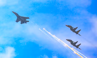 Ngắm 'hổ mang chúa' Su30-MK2 trên bầu trời TPHCM