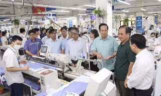 Bộ trưởng Đào Ngọc Dung (áo xanh) trực tiếp khảo sát điều kiện làm việc của công nhân may, và lắng nghe ý kiến của DN về Dự thảo Bộ Luật Lao động sửa đổi.