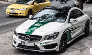 Một xe ô tô dán logo, hình ảnh cảnh sát Dubai - UAE trên đường phố Việt Nam. Ảnh minh họa: IE.