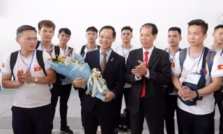 Phó Tổng Cục trưởng Đỗ Năng Khánh tặng hoa Phó Tổng Cục trưởng Trương Anh Dũng, Phó Trưởng Đoàn Việt Nam. 