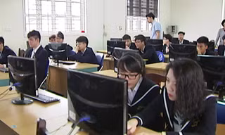 Học sinh lớp 12A1 trường PTHT Lương Thế Vinh thi trực tuyến trên thiquocgia.vn.