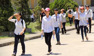 Học sinh không được chơi Pokemon Go khi đi đường.