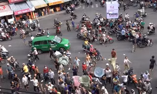 Hàng trăm người Sài Gòn giành giật tiền lẻ cúng cô hồn