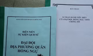 “Biên niên sự kiện lịch sử Đại đội địa phương quân Hồng Ngự” đạo văn bài ký “14 trận đánh tiêu biểu của đại đội Hồng Ngự thời chống Mỹ” Ảnh: Sáu Nghệ