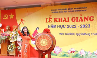 Tween Tiểu học Thanh Xuân Nam hân hoan dự lễ khai giảng sau 2 năm chào năm học mới online