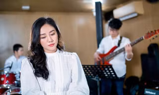 Văn Mai Hương mời khán giả “Tách Trà Thanh Xuân”, bật mí về thời học sinh nổi loạn