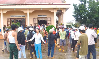 Công nhân tập trung chờ đối thoại với lãnh đạo Tổng công ty Cà phê Việt Nam tại Cty Cà phê Đăk Đoa