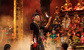 Khi Giáo sư, Tiến sĩ lên đồng