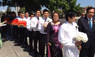 Đan Trường ngọt ngào hôn má vợ